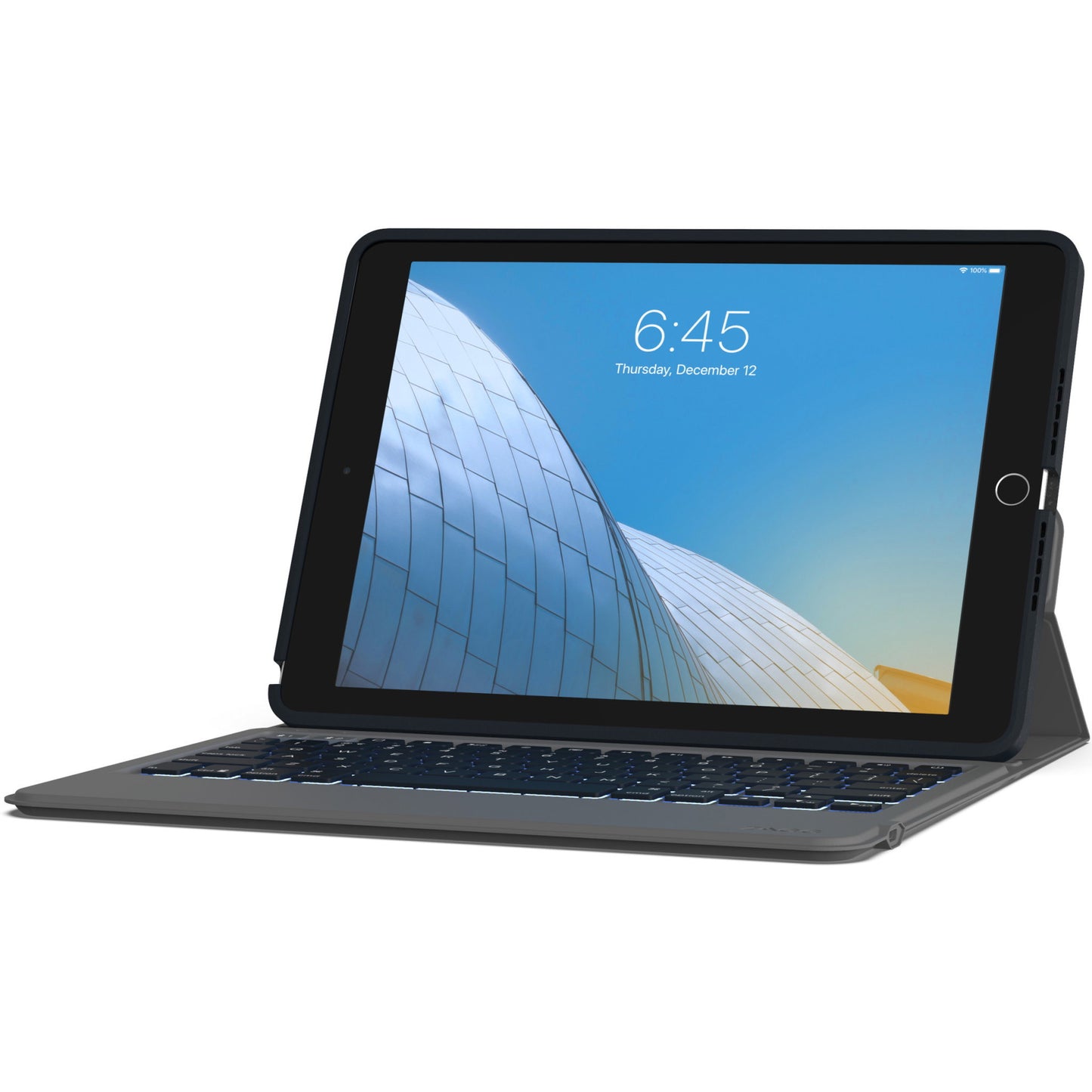 Ένα Apple iPad 10,2 ιντσών σε θήκη πληκτρολογίου ZAGG Rugged Messenger (μαύρο, 103104693) από το phonebazaar.gr είναι ανοιχτό στην οθόνη κλειδώματος στις 6:45, εμφανίζοντας ένα μοντέρνο κτίριο κάτω από έναν γαλάζιο ουρανό.