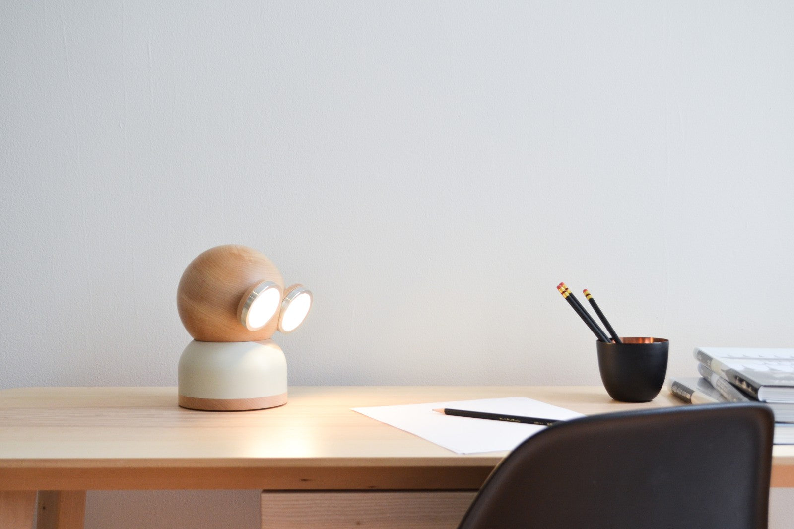 Designnest® GoggleLamp |Mr Watt| Επιτραπέζιο Φωτιστικό από ξύλο σφενδάμου και αλουμίνιο με ρύθμιση φωτεινότητας αφής (white/wood)