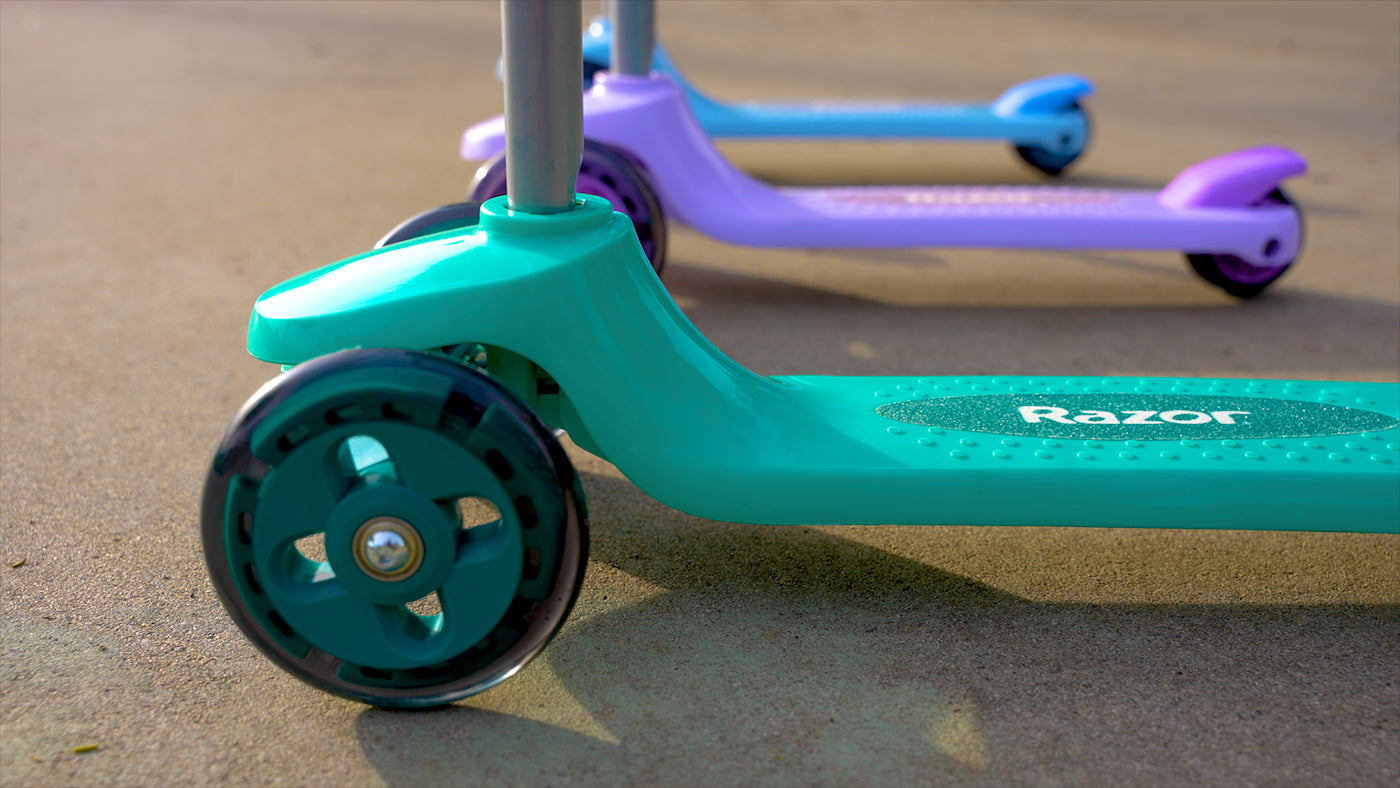 Razor Rollie Τρίτροχο παιδικό πατίνι με αφαιρούμενο καθισματάκι για παιδιά 2,5+ ετών σε χρώμα ροζ