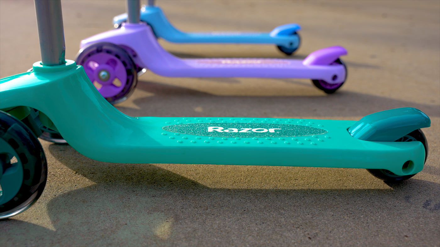 Razor Rollie Τρίτροχο παιδικό πατίνι με αφαιρούμενο καθισματάκι για παιδιά 2,5+ ετών σε χρώμα ροζ