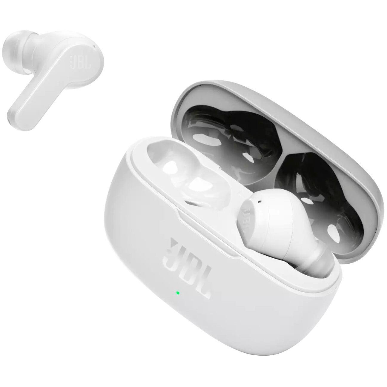 Το JBL Wave 200 Ασύρματα TWS Ακουστικά σε λευκό έχει κομψό σχεδιασμό, με ένα ακουστικό μέσα στην ανοιχτή θήκη φόρτισης και ένα άλλο να αιωρείται από πάνω. Η θήκη περιλαμβάνει ενδεικτική λυχνία LED και υποστηρίζει τη δυνατότητα Dual Connect.