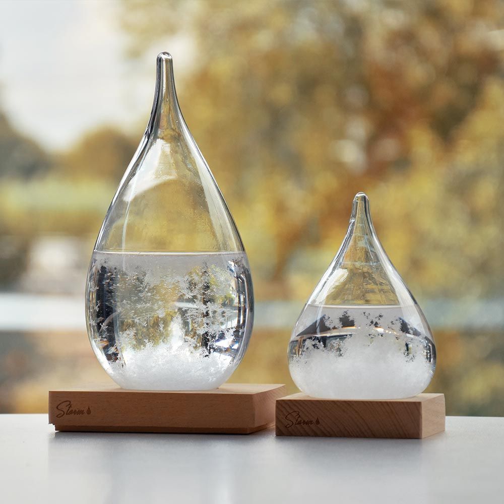 Storm Glass Drop Large – Μεγάλο Διακοσμητικό Βαρόμετρο σε Σχήμα Σταγόνας με Ξύλινη Βάση (22 cm)
