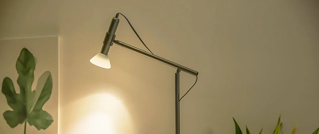 Allocacoc® FlashLight |DeskSpot| warm Επαναφορτιζόμενος Φακός LED με βάση γραφείου (γκρι)