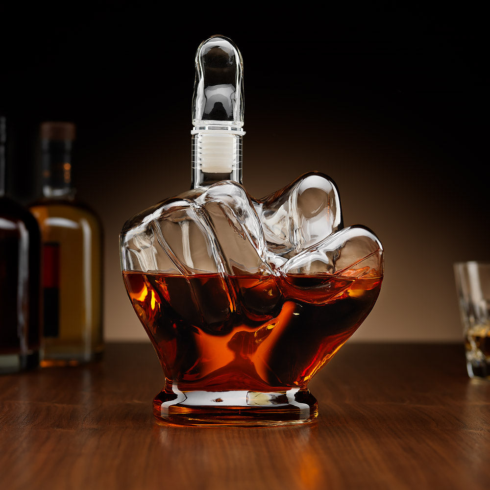 The Source Middle Finger Decanter - Άσεμνη Κανάτα με υψωμένο το Μεσαίο Δάχτυλο