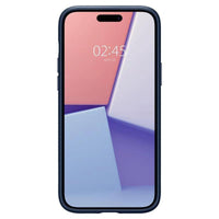 Το iPhone 15 Plus, με ταπετσαρία με ροζ, μπλε και μοβ γεωμετρικά σχήματα, δείχνει την ώρα 02:45. Είναι εγκλωβισμένο στη θήκη Spigen Liquid Air Case—μπλε με μαύρο πλαίσιο και μικρή επάνω εγκοπή—από υλικό TPU και εξοπλισμένο με τεχνολογία Air Cushion για ανώτερη προστασία.