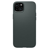 Κοντινό πλάνο της θήκης Spigen Liquid Air iPhone 15 Plus σε σκούρο πράσινο χρώμα, με ανάγλυφο τριγωνικό μοτίβο για βελτιωμένη πρόσφυση. Η θήκη περιλαμβάνει υλικό TPU, εγκοπές φακών διπλής κάμερας με φλας επάνω αριστερά και πληροί τα πρότυπα ανθεκτικότητας MIL-STD-810G-516.6.
