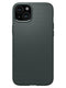 Κοντινό πλάνο της θήκης Spigen Liquid Air iPhone 15 Plus σε σκούρο πράσινο χρώμα, με ανάγλυφο τριγωνικό μοτίβο για βελτιωμένη πρόσφυση. Η θήκη περιλαμβάνει υλικό TPU, εγκοπές φακών διπλής κάμερας με φλας επάνω αριστερά και πληροί τα πρότυπα ανθεκτικότητας MIL-STD-810G-516.6.