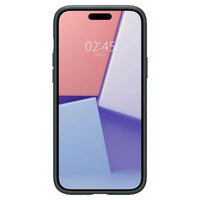 Ένα smartphone με γεωμετρική ταπετσαρία σε ροζ, λευκό και μωβ είναι εγκλωβισμένο σε μια θήκη Spigen Liquid Air iPhone 15 Plus με σκούρο πράσινο χρώμα, με τεχνολογία Air Cushion. Στην οθόνη εμφανίζεται η ώρα 02:45 και η ημερομηνία 28 Μαρτίου, με εμφανή κουμπιά έντασης ορατά.