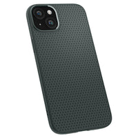 Η θήκη Spigen Liquid Air iPhone 15 Plus σε σκούρο πράσινο χρώμα διαθέτει πλάγια όψη του ανάγλυφου σχεδίου TPU με ένα λεπτό τριγωνικό μοτίβο. Εμφανίζει ευδιάκριτους φακούς διπλής κάμερας επάνω αριστερά και πληροί τα πρότυπα MIL-STD-810G-516.6, χάρη στην τεχνολογία Air Cushion.