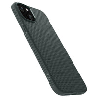 Η θήκη Spigen Liquid Air iPhone 15 Plus της Spigen είναι μια σκούρα πράσινη θήκη TPU με ανάγλυφο γεωμετρικό σχέδιο, διπλές εγκοπές πίσω κάμερας, τεχνολογία Air Cushion, ορατά πλαϊνά κουμπιά και ανοίγματα θυρών και λεπτό προφίλ σε ελαφρώς κεκλιμένο σχέδιο.