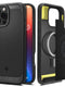 Εμφανίζεται η θήκη Spigen Rugged Armor MagSafe Case για iPhone 16 Pro σε μαύρο χρώμα: η αριστερή όψη τονίζει την πολύχρωμη οθόνη του τηλεφώνου, ενώ η δεξιά όψη αποκαλύπτει την στιβαρή πλάτη και το αποσπώμενο στοιχείο με κυκλικό μαγνητικό σχέδιο συμβατό με MagSafe στο εσωτερικό.