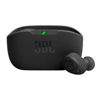 Απολαύστε εξαιρετικό ήχο με τα JBL Wave Buds In-Ear Ασύρματα Ακουστικά σε μαύρο χρώμα, με JBL Deep Bass. Η θήκη έχει μια πράσινη ένδειξη LED στο επάνω μέρος και εμφανίζει το χαρακτηριστικό λογότυπο JBL τόσο στα ακουστικά όσο και στη θήκη.