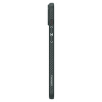 Η πλάγια όψη μιας σκούρας πράσινης θήκης Spigen Liquid Air iPhone 15 Plus αναδεικνύει τη λεπτή, ανάγλυφη σχεδίασή της με τεχνολογία Air Cushion, υπερυψωμένα καλύμματα κουμπιών για ένταση και ισχύ και ακριβή διακοπή της κάμερας, συνδυάζοντας προστασία με κομψό προφίλ.
