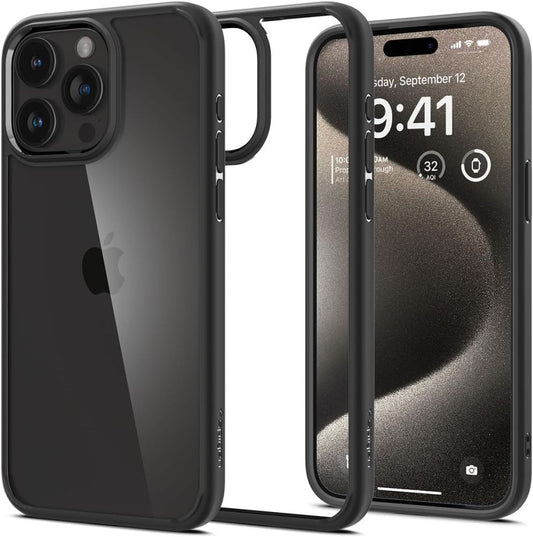 Δύο iPhone σε θήκες Spigen Ultra Hybrid iPhone 13 Matte Black προσφέρουν άνετη λαβή, εμφανίζονται την Τρίτη 12 Σεπτεμβρίου στις 9:41 με widget καιρού και ρολογιού. Στο πίσω μέρος φαίνονται τριπλοί φακοί κάμερας και ένα διαφανές τμήμα με το λογότυπο της Apple, εξασφαλίζοντας συμβατότητα με τη συσκευή.